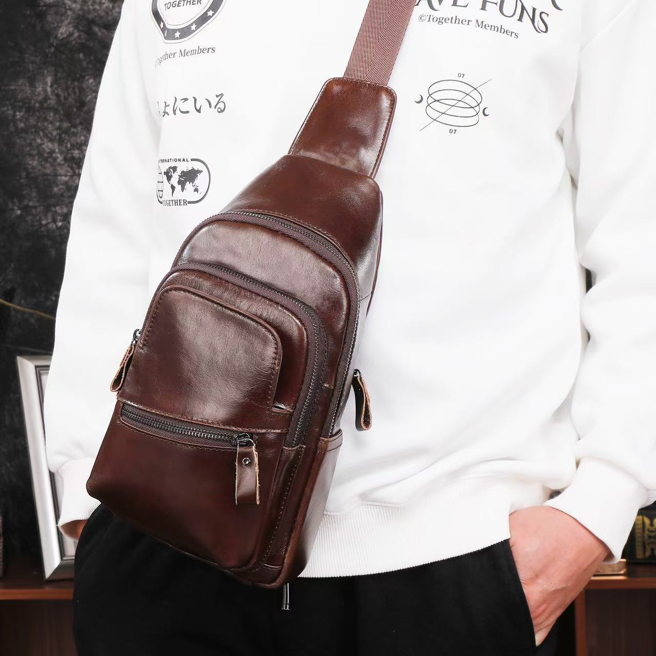 メンズ トップグレイン カウハイド チェストバッグ - アク - Luxury Lifestyle Pack のレビューと価格