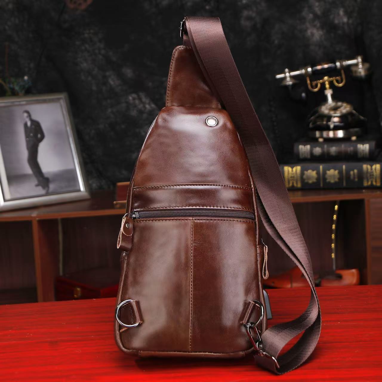 メンズ トップグレイン カウハイド チェストバッグ - アク - Luxury Lifestyle Pack のレビューと価格